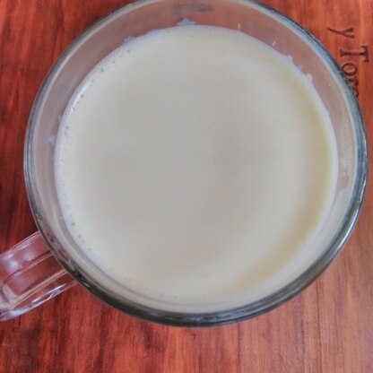 お茶のいい香り♥綺麗な色♥…なのに写真じゃ牛乳にしか見えない(；´Д｀)正真正銘緑茶のチャイです！お砂糖無しでお茶の香りと栄養摂取出来ました。ごちそうさまです♪